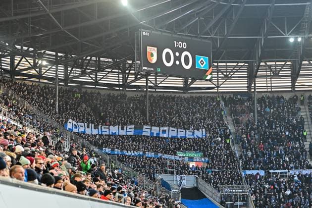 GER, 1. FBL, FC Augsburg vs Hamburger SV 22.11.2025, WWK-Arena, Augsburg, GER, 1. FBL, FC Augsburg vs Hamburger SV, im Bild koordinierte Fanproteste in den ersten 12 Spielminuten gegen Plaene (Sicherheitsmassnahmen) der Innenministerkonferenz (IMK), Populismus stoppen!, Fanblock des HSV