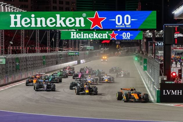 Start, Lando Norris (McLaren Formula 1 Team 4), Max Verstappen (Oracle Red Bull Racing 1), Carlos Sainz jr. (Atlassian Williams Racing 55), George Russell (Mercedes-AMG Petronas 63), Grosser Preis von Las Vegas, Motorsport, Herren, Formel 1, Rennen, 22.11.2025 Las Vegas Nevada USA