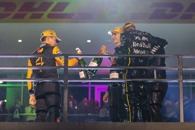 Champagnerdusche zwischen Winner, Sieger, Max Verstappen (Oracle Red Bull Racing 1), 2 Platz Lando Norris (McLaren Formula 1 Team), 3 Platz George Russell (Mercedes-AMG Petronas 63), Grosser Preis von Las Vegas, Motorsport, Herren, Formel 1, Rennen, 22.11.2025 Las Vegas Nevada USA