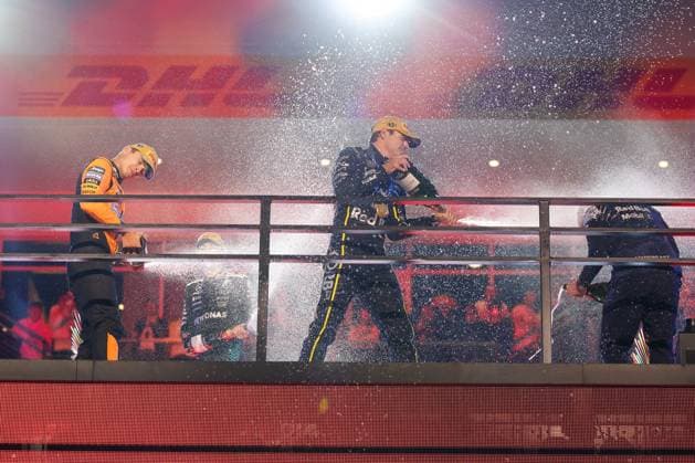 Champagnerdusche zwischen Winner, Sieger, Max Verstappen (Oracle Red Bull Racing 1), 2 Platz Lando Norris (McLaren Formula 1 Team), 3 Platz George Russell (Mercedes-AMG Petronas 63), Grosser Preis von Las Vegas, Motorsport, Herren, Formel 1, Rennen, 22.11.2025 Las Vegas Nevada USA
