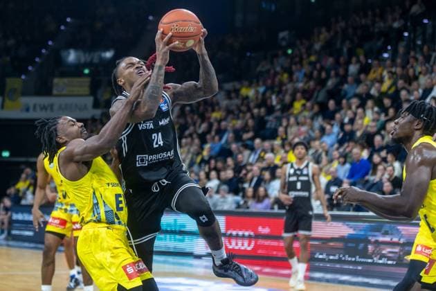 Oldenburg, Niedersachsen, DEU, 22.11.2025, Cobe Williams (Mitte, BMA365 Bamberg Baskets), Christopher Clemons (links, EWE Baskets Oldenburg), Brian Fobbs (rechts, EWE Baskets Oldenburg). EWE Baskets Oldenburg vs. BMA365 Bamberg Baskets. 1. Basketball-Bundesliga Saison 2025 2026, 8. Spieltag, Grosse EWE Arena. EWE Baskets Oldenburg vs. BMA365 Bamberg Baskets