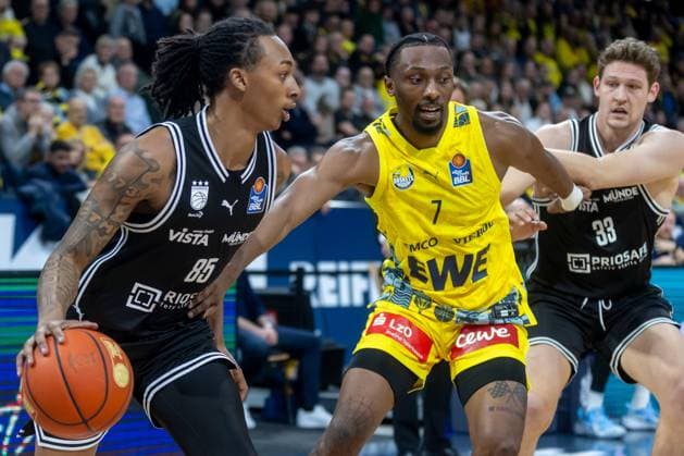 Oldenburg, Niedersachsen, DEU, 22.11.2025, Austin Crowley (links, BMA365 Bambwerg Baskets), Dakarai Tucker (Mitte, EWE Baskets Oldenburg) und Patrick Heckmann (rechts, BMA365 Bamberg Baskets). EWE Baskets Oldenburg vs. BMA365 Bamberg Baskets. 1. Basketball-Bundesliga Saison 2025 2026, 8. Spieltag, Grosse EWE Arena. EWE Baskets Oldenburg vs. BMA365 Bamberg Baskets