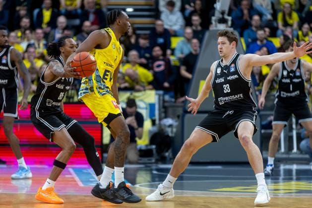 Oldenburg, Niedersachsen, DEU, 22.11.2025, Dakarai Tucker (Mitte, EWE Baskets Oldenburg), Patrick Heckmann (rechts, BMA365 Bamberg Baskets) und Austin Crowley (links, BMA365 Bambwerg Baskets) EWE Baskets Oldenburg vs. BMA365 Bamberg Baskets. 1. Basketball-Bundesliga Saison 2025 2026, 8. Spieltag, Grosse EWE Arena. EWE Baskets Oldenburg vs. BMA365 Bamberg Baskets