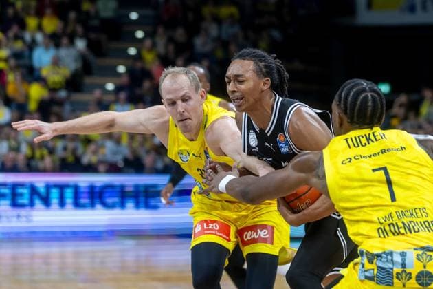 Oldenburg, Niedersachsen, DEU, 22.11.2025, Austin Crowley (Mitte, BMA365 Bamberg Baskets), Seth Hinrichs (links, EWE Baskets Oldenburg) und Dakarai Tucker (rechts, EWE Baskets Oldenburg). EWE Baskets Oldenburg vs. BMA365 Bamberg Baskets. 1. Basketball-Bundesliga Saison 2025 2026, 8. Spieltag, Grosse EWE Arena. EWE Baskets Oldenburg vs. BMA365 Bamberg Baskets