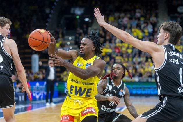 Oldenburg, Niedersachsen, DEU, 22.11.2025, Christopher Clemons (Mitte, EWE Baskets Oldenburg), Patrick Heckmann (links, BMA365 Bamberg Baskets), Cobe Williams (2. v. rechts, BMA365 Bamberg Baskets) und Zachary Ensminger (rechts, BMA365 Bamberg Baskets). EWE Baskets Oldenburg vs. BMA365 Bamberg Baskets. 1. Basketball-Bundesliga Saison 2025 2026, 8. Spieltag, Grosse EWE Arena. EWE Baskets Oldenburg vs. BMA365 Bamberg Baskets