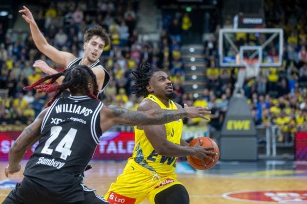 Oldenburg, Niedersachsen, DEU, 22.11.2025, Christopher Clemons (rechts, EWE Baskets Oldenburg), Zachary Ensminger (Mitte, BMA365 Bamberg Baskets) und Cobe Williams (links, BMA365 Bamberg Baskets). EWE Baskets Oldenburg vs. BMA365 Bamberg Baskets. 1. Basketball-Bundesliga Saison 2025 2026, 8. Spieltag, Grosse EWE Arena. EWE Baskets Oldenburg vs. BMA365 Bamberg Baskets