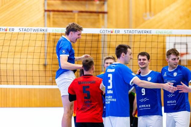 22.11.2025, GER, Volleyball, 2.BL Maenner Sued, Saison 2025 2026, Blue Volleys Gotha - Baden Volleys SSC Karlsruhe II Ben Bierwisch (Blue Volleys Gotha) beim Jubel gemeinsam mit Len Spankowski (Blue Volleys Gotha), Christoph Assmann (Blue Volleys Gotha), Justus Krausse (Blue Volleys Gotha), Finn Jansen (Blue Volleys Gotha), Ben Bierwisch (Blue Volleys Gotha) , Tim Wagner (Blue Volleys Gotha) 99867 Gotha Sporthalle Sportanlage Ernesti Thüringen Deutschland