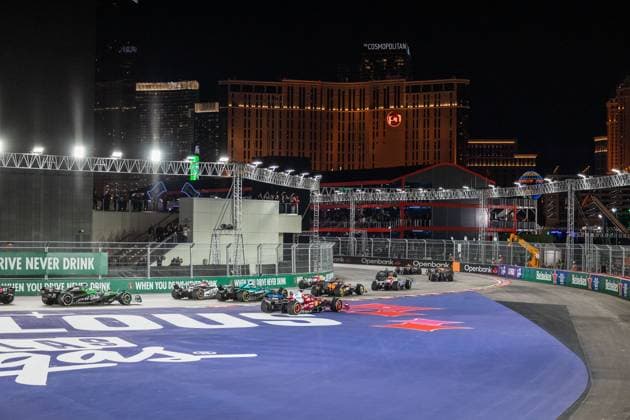 Formula 1 Heineken Las Vegas Grand Prix 2025 Thomas Cerato OVERTAKE MAXPPP - Las Vegas 23 11 2025 Start of the race with all cars and 04 NORRIS Lando (gbr), McLaren F1 Team, action 01 VERSTAPPEN Max (nld), Oracle Red Bull Racing, action & 55 SAINZ Carlos (esp), Atlassian Williams Racing, action fighting and 16 LECLERC Charles (mon), Scuderia Ferrari HP, action going wide at the Formula 1 Heineken Las Vegas Grand Prix 2025, the 22nd round of the 2025 FIA Formula 1 World Championship, WM, Weltmeisterschaft held on the Las Vegas Strip Circuit in Las Vegas, Nevada, United States, from 19 to 22 November 2025. Las Vegas United States Copyright: xOVERTAKE MAXPPPxThomasxCeratox OVT202511235976 OVT202511235976