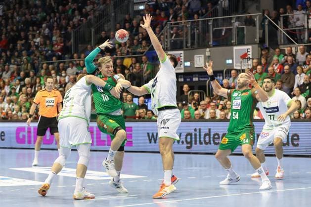 22.11.2025, xgox, Handball - Daikin HBL SC Magdeburg - HSG Wetzlar emspor, v.l. Nikola Grahovac (Wetzlar, 2), Gisli Thorgeir Kristjansson (Magdeburg, 10), Jona Schoch (Wetzlar, 22), Oscar Bergendahl (Magdeburg, 54), Stefan Cavor (Wetzlar, 77) Zweikampf, Duell, Kampf, tackle Magdeburg