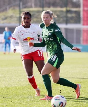 Leipzig, 23.11.2025, Red Bull Campus, Fußball, 1.Bundesliga, Frauen 11.Spieltag , RB Leipzig vs. Vfl Wolfsburg , Im Bild von links: Delice Boboy (17, Leipzig), Justine Kielland ( 18, Wolfsburg). , Nur zur redaktionellen Nutzung. Only editorial use. , DFL DFB regulations prohibit any use of photographs as image sequences and or quasi-video. ,