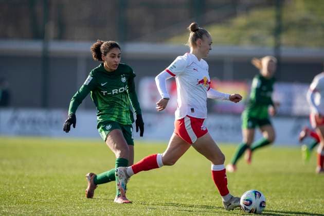 GER, Leipzig, Fußball, Google Pixel Frauen Bundesliga, 11. Spieltag, RB Leipzig vs. VFL Wolfsburg im Bild v.l.: Cora Zicai (VFL Wolfsburg 28), Victoria Krug (RB Leipzig 20), Zweikampf 23.11.2025, RB Leipzig Training Akademie, Cottaweg Leipzig DFB REGULATIONS PROHIBIT ANY USE OF PHOTOGRAPHS AS IMAGE SEQUENCES AND OR QUASI-VIDEO, Copyright: HMBxMedia PaulxFritz