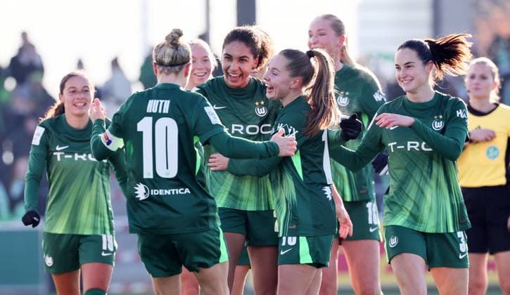 Leipzig, 23.11.2025, Red Bull Campus, Fußball, 1.Bundesliga, Frauen 11.Spieltag , RB Leipzig vs. Vfl Wolfsburg , Im Bild: Tor für Wolfsburg. Cora Zicai ( 28, Wolfsburg) trifft zum 0:1 und jubelt mit den Teamkolleginnen. , Nur zur redaktionellen Nutzung. Only editorial use. , DFL DFB regulations prohibit any use of photographs as image sequences and or quasi-video. ,