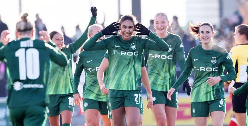 Leipzig, 23.11.2025, Red Bull Campus, Fußball, 1.Bundesliga, Frauen 11.Spieltag , RB Leipzig vs. Vfl Wolfsburg , Im Bild: Tor für Wolfsburg. Cora Zicai ( 28, Wolfsburg) trifft zum 0:1 und jubelt mit den Teamkolleginnen. , Nur zur redaktionellen Nutzung. Only editorial use. , DFL DFB regulations prohibit any use of photographs as image sequences and or quasi-video. ,