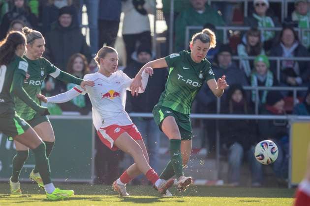 GER, Leipzig, Fußball, Google Pixel Frauen Bundesliga, 11. Spieltag, RB Leipzig vs. VFL Wolfsburg im Bild v.l.: Marlene Mueller (RB Leipzig 27), Lena Lattwein (VFL Wolfsburg 08), Zweikampf 23.11.2025, RB Leipzig Training Akademie, Cottaweg Leipzig DFB REGULATIONS PROHIBIT ANY USE OF PHOTOGRAPHS AS IMAGE SEQUENCES AND OR QUASI-VIDEO, Copyright: HMBxMedia PaulxFritz