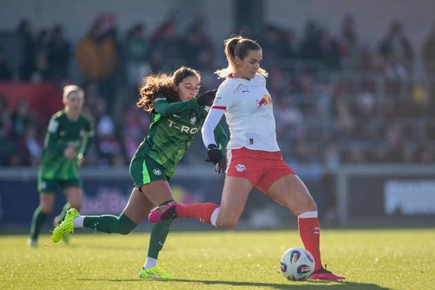 GER, Leipzig, Fußball, Google Pixel Frauen Bundesliga, 11. Spieltag, RB Leipzig vs. VFL Wolfsburg im Bild v.l.: Kessya Bussy (VFL Wolfsburg 19), Andrea Norheim (RB Leipzig 03), Zweikampf 23.11.2025, RB Leipzig Training Akademie, Cottaweg Leipzig DFB REGULATIONS PROHIBIT ANY USE OF PHOTOGRAPHS AS IMAGE SEQUENCES AND OR QUASI-VIDEO, Copyright: HMBxMedia PaulxFritz