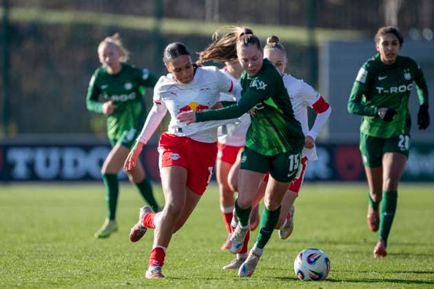 GER, Leipzig, Fußball, Google Pixel Frauen Bundesliga, 11. Spieltag, RB Leipzig vs. VFL Wolfsburg im Bild v.l.: Lisa Baum (RB Leipzig 11), Janou Levels (VFL Wolfsburg 15), Zweikampf 23.11.2025, RB Leipzig Training Akademie, Cottaweg Leipzig DFB REGULATIONS PROHIBIT ANY USE OF PHOTOGRAPHS AS IMAGE SEQUENCES AND OR QUASI-VIDEO, Copyright: HMBxMedia PaulxFritz