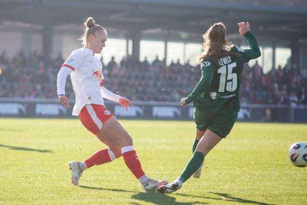 GER, Leipzig, Fußball, Google Pixel Frauen Bundesliga, 11. Spieltag, RB Leipzig vs. VFL Wolfsburg im Bild v.l.: Victoria Krug (RB Leipzig 20), Janou Levels (VFL Wolfsburg 15), Zweikampf 23.11.2025, RB Leipzig Training Akademie, Cottaweg Leipzig DFB REGULATIONS PROHIBIT ANY USE OF PHOTOGRAPHS AS IMAGE SEQUENCES AND OR QUASI-VIDEO, Copyright: HMBxMedia PaulxFritz