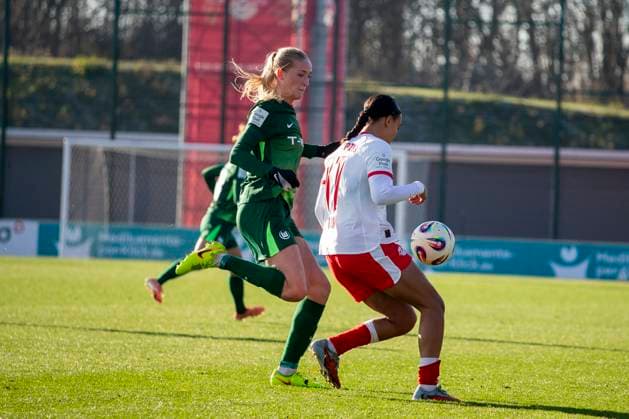 GER, Leipzig, Fußball, Google Pixel Frauen Bundesliga, 11. Spieltag, RB Leipzig vs. VFL Wolfsburg im Bild v.l.: Ella Peddemors (VFL Wolfsburg 05), Lisa Baum (RB Leipzig 11), Zweikampf 23.11.2025, RB Leipzig Training Akademie, Cottaweg Leipzig DFB REGULATIONS PROHIBIT ANY USE OF PHOTOGRAPHS AS IMAGE SEQUENCES AND OR QUASI-VIDEO, Copyright: HMBxMedia PaulxFritz