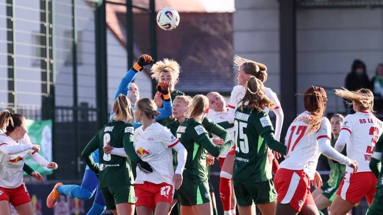 Leipzig, 23.11.2025, Red Bull Campus, Fußball, 1.Bundesliga, Frauen 11.Spieltag , RB Leipzig vs. Vfl Wolfsburg , Im Bild: Szene im Wolfsburger Strafraum mit Torhüterin Stina Johannes ( 1, Wolfsburg). , Nur zur redaktionellen Nutzung. Only editorial use. , DFL DFB regulations prohibit any use of photographs as image sequences and or quasi-video. ,