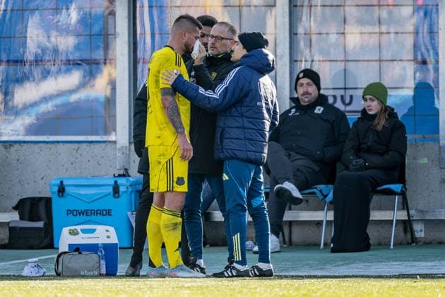 Kai Bruenker (1. FC Saarbruecken, 9) musste angeschlagen ausgewechselt und hier verarztet werden GER, TSV 1860 Muenchen vs. 1. FC Saarbruecken, Fussball, 3. Bundesliga, 15. Spieltag, Saison 2025 2026, 23.11.2025. (DFL DFB REGULATIONS PROHIBIT ANY USE OF PHOTOGRAPHS as IMAGE SEQUENCES and or QUASI-VIDEO). GER, TSV 1860 Muenchen vs. 1. FC Saarbruecken, Fussball, 3. Bundesliga, 15. Spieltag, Saison 2025 2026, 23.11.2025. Muenchen Copyright: xEibner-Pressefoto HeikexFeinerx EP_HFR