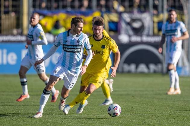 Kampf um den Ball Zweikampf zwischen Siemen Voet (TSV 1860 Muenchen, 03) und Kai Bruenker (1. FC Saarbruecken, 9) GER, TSV 1860 Muenchen vs. 1. FC Saarbruecken, Fussball, 3. Bundesliga, 15. Spieltag, Saison 2025 2026, 23.11.2025. (DFL DFB REGULATIONS PROHIBIT ANY USE OF PHOTOGRAPHS as IMAGE SEQUENCES and or QUASI-VIDEO). GER, TSV 1860 Muenchen vs. 1. FC Saarbruecken, Fussball, 3. Bundesliga, 15. Spieltag, Saison 2025 2026, 23.11.2025. Muenchen Copyright: xEibner-Pressefoto HeikexFeinerx EP_HFR