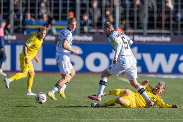 Kampf um den Ball Zweikampf zwischen Florian Pick (1. FC Saarbruecken, 20) und Thore Jacobsen (TSV 1860 Muenchen, 05) GER, TSV 1860 Muenchen vs. 1. FC Saarbruecken, Fussball, 3. Bundesliga, 15. Spieltag, Saison 2025 2026, 23.11.2025. (DFL DFB REGULATIONS PROHIBIT ANY USE OF PHOTOGRAPHS as IMAGE SEQUENCES and or QUASI-VIDEO). GER, TSV 1860 Muenchen vs. 1. FC Saarbruecken, Fussball, 3. Bundesliga, 15. Spieltag, Saison 2025 2026, 23.11.2025. Muenchen Copyright: xEibner-Pressefoto HeikexFeinerx EP_HFR