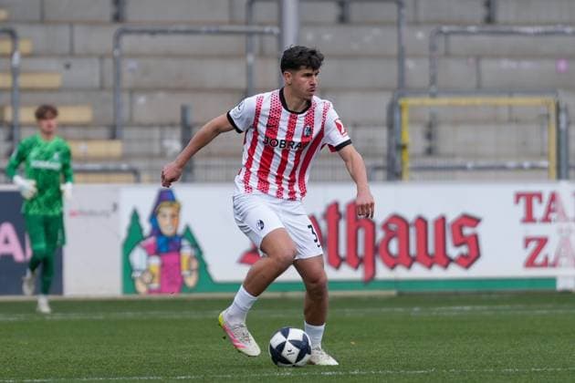 Karl Steinmann (SC Freiburg II, 33) am Ball , Deutschland, Fussball, Regionalliga Südwest, 18.Spieltag, 2025 2026, SC Freiburg II vs. SGV Freiberg, 23.11.2025, Dreisamstadion, Freiburg, Deutschland DFB REGULATIONS PROHIBIT ANY USE OF PHOTOGRAPHS AS IMAGE SEQUENCES AND OR QUASI-VIDEO. Freiburg Dreisamstadion Baden-Wuerttemberg Deutschland Copyright: xArnexAmbergx