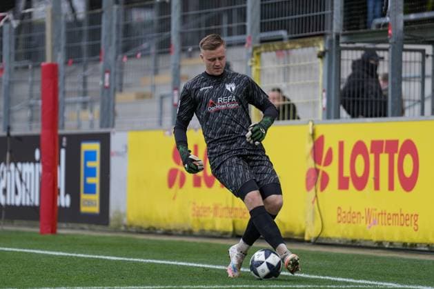 Benedikt Grawe (SGV Freiberg, 01) am Ball , Deutschland, Fussball, Regionalliga Südwest, 18.Spieltag, 2025 2026, SC Freiburg II vs. SGV Freiberg, 23.11.2025, Dreisamstadion, Freiburg, Deutschland DFB REGULATIONS PROHIBIT ANY USE OF PHOTOGRAPHS AS IMAGE SEQUENCES AND OR QUASI-VIDEO. Freiburg Dreisamstadion Baden-Wuerttemberg Deutschland Copyright: xArnexAmbergx