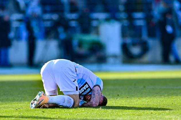 Patrick Hobsch (TSV 1860, 34) am Boden liegend, mit Schmerzen nach einem Foul, racked with pain, Freisteller, Einzelbild, Aktion, Action, 23.11.2025, München (Deutschland), Fussball, 3. Liga, TSV 1860 München - 1. FC Saarbrücken, DFB DFL REGULATIONS PROHIBIT ANY USE OF PHOTOGRAPHS AS IMAGE SEQUENCES AND OR QUASI-VIDEO.