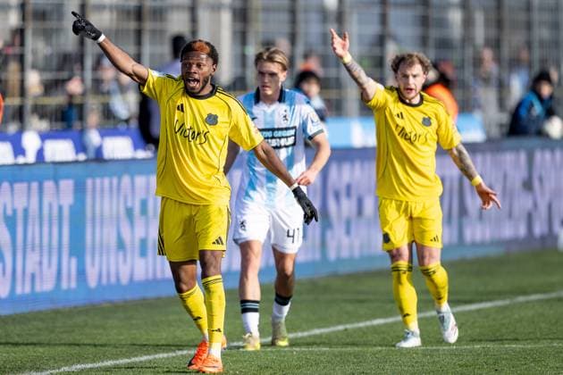 Rodney Elongo-Yombo (1. FC Saarbruecken, 17) ist mit einer Schiedsrichterentscheidung nicht einverstanden GER, TSV 1860 Muenchen vs. 1. FC Saarbruecken, Fussball, 3. Bundesliga, 15. Spieltag, Saison 2025 2026, 23.11.2025. (DFL DFB REGULATIONS PROHIBIT ANY USE OF PHOTOGRAPHS as IMAGE SEQUENCES and or QUASI-VIDEO). GER, TSV 1860 Muenchen vs. 1. FC Saarbruecken, Fussball, 3. Bundesliga, 15. Spieltag, Saison 2025 2026, 23.11.2025. Muenchen Copyright: xEibner-Pressefoto HeikexFeinerx EP_HFR