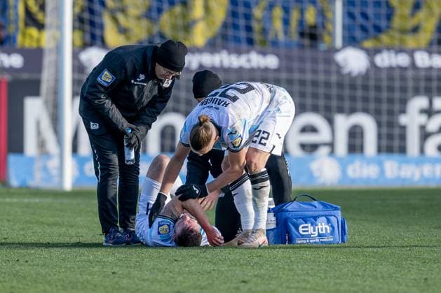 Die Betreuer und Sigurd Haugen (TSV 1860 Muenchen, 22) kuemmern sich um den angeschlagenen Patrick Hobsch (TSV 1860 Muenchen, 34) GER, TSV 1860 Muenchen vs. 1. FC Saarbruecken, Fussball, 3. Bundesliga, 15. Spieltag, Saison 2025 2026, 23.11.2025. (DFL DFB REGULATIONS PROHIBIT ANY USE OF PHOTOGRAPHS as IMAGE SEQUENCES and or QUASI-VIDEO). GER, TSV 1860 Muenchen vs. 1. FC Saarbruecken, Fussball, 3. Bundesliga, 15. Spieltag, Saison 2025 2026, 23.11.2025. Muenchen Copyright: xEibner-Pressefoto HeikexFeinerx EP_HFR