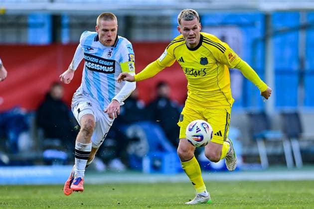 v.li.: Thore Jacobsen (TSV 1860, 5) Florian Pick (Saarbruecken, 20) im Zweikampf, Duell, duel, tackle, Dynamik, Action, Aktion, 23.11.2025, München (Deutschland), Fussball, 3. Liga, TSV 1860 München - 1. FC Saarbrücken, DFB DFL REGULATIONS PROHIBIT ANY USE OF PHOTOGRAPHS AS IMAGE SEQUENCES AND OR QUASI-VIDEO.