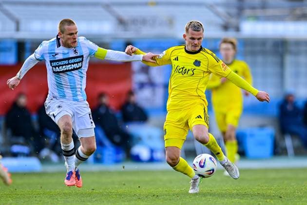v.li.: Thore Jacobsen (TSV 1860, 5) Florian Pick (Saarbruecken, 20) im Zweikampf, Duell, duel, tackle, Dynamik, Action, Aktion, 23.11.2025, München (Deutschland), Fussball, 3. Liga, TSV 1860 München - 1. FC Saarbrücken, DFB DFL REGULATIONS PROHIBIT ANY USE OF PHOTOGRAPHS AS IMAGE SEQUENCES AND OR QUASI-VIDEO.