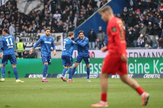 Roko Simic (Karlsruher SC, 09) feiert seinen Treffer zum 1:1 Dzenis Burnic (Karlsruher SC, 07), Karlsruher SC vs. SV Elversberg, 2. Bundesliga, 13. Spieltag, 2025 2026, 23.11.2025, DFL REGULATIONS PROHIBIT ANY USE OF PHOTOGRAPHS AS IMAGE SEQUENCES AND OR QUASI-VIDEO, Karlsruher SC vs. SV Elversberg, 2. Bundesliga, 13. Spieltag, 2025 2026, 23.11.2025 Karlsruhe Copyright: xEibner-Pressefoto JanxPrihodax EP_JPA