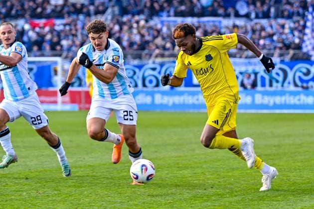 v.li.: Marvin Lee Rittmueller (TSV 1860, 29) Sean Dulic (TSV 1860, 25) Rodney Elongo-Yombo (Saarbruecken, 17) im Zweikampf, Duell, duel, tackle, Dynamik, Action, Aktion, 23.11.2025, München (Deutschland), Fussball, 3. Liga, TSV 1860 München - 1. FC Saarbrücken, DFB DFL REGULATIONS PROHIBIT ANY USE OF PHOTOGRAPHS AS IMAGE SEQUENCES AND OR QUASI-VIDEO.