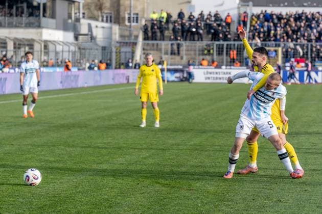 Kampf um den Ball Zweikampf zwischen Thore Jacobsen (TSV 1860 Muenchen, 05) und Kasim Rabihic (1. FC Saarbruecken, 10) GER, TSV 1860 Muenchen vs. 1. FC Saarbruecken, Fussball, 3. Bundesliga, 15. Spieltag, Saison 2025 2026, 23.11.2025. (DFL DFB REGULATIONS PROHIBIT ANY USE OF PHOTOGRAPHS as IMAGE SEQUENCES and or QUASI-VIDEO). GER, TSV 1860 Muenchen vs. 1. FC Saarbruecken, Fussball, 3. Bundesliga, 15. Spieltag, Saison 2025 2026, 23.11.2025. Muenchen Copyright: xEibner-Pressefoto HeikexFeinerx EP_HFR