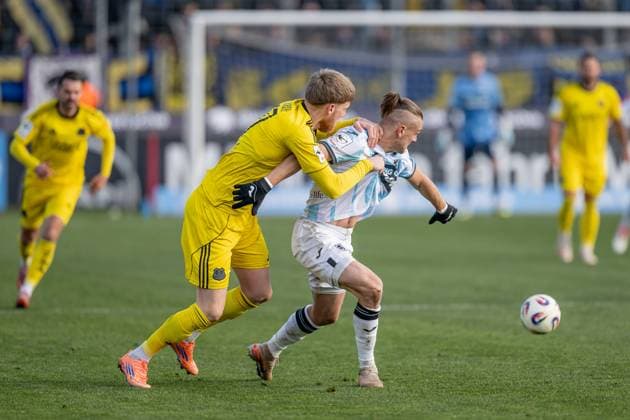Kampf um den Ball Zweikampf zwischen Joel Bichsel (1. FC Saarbruecken, 27) und Sigurd Haugen (TSV 1860 Muenchen, 22) GER, TSV 1860 Muenchen vs. 1. FC Saarbruecken, Fussball, 3. Bundesliga, 15. Spieltag, Saison 2025 2026, 23.11.2025. (DFL DFB REGULATIONS PROHIBIT ANY USE OF PHOTOGRAPHS as IMAGE SEQUENCES and or QUASI-VIDEO). GER, TSV 1860 Muenchen vs. 1. FC Saarbruecken, Fussball, 3. Bundesliga, 15. Spieltag, Saison 2025 2026, 23.11.2025. Muenchen Copyright: xEibner-Pressefoto HeikexFeinerx EP_HFR