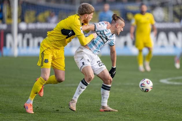 Kampf um den Ball Zweikampf zwischen Joel Bichsel (1. FC Saarbruecken, 27) und Sigurd Haugen (TSV 1860 Muenchen, 22) GER, TSV 1860 Muenchen vs. 1. FC Saarbruecken, Fussball, 3. Bundesliga, 15. Spieltag, Saison 2025 2026, 23.11.2025. (DFL DFB REGULATIONS PROHIBIT ANY USE OF PHOTOGRAPHS as IMAGE SEQUENCES and or QUASI-VIDEO). GER, TSV 1860 Muenchen vs. 1. FC Saarbruecken, Fussball, 3. Bundesliga, 15. Spieltag, Saison 2025 2026, 23.11.2025. Muenchen Copyright: xEibner-Pressefoto HeikexFeinerx EP_HFR