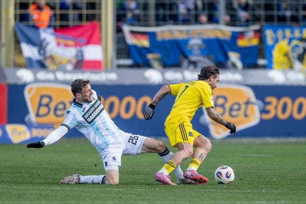 Kampf um den Ball Zweikampf zwischen Philipp Maier (TSV 1860 Muenchen, 26) und Calogero Rizzuto (1. FC Saarbruecken, 7) GER, TSV 1860 Muenchen vs. 1. FC Saarbruecken, Fussball, 3. Bundesliga, 15. Spieltag, Saison 2025 2026, 23.11.2025. (DFL DFB REGULATIONS PROHIBIT ANY USE OF PHOTOGRAPHS as IMAGE SEQUENCES and or QUASI-VIDEO). GER, TSV 1860 Muenchen vs. 1. FC Saarbruecken, Fussball, 3. Bundesliga, 15. Spieltag, Saison 2025 2026, 23.11.2025. Muenchen Copyright: xEibner-Pressefoto HeikexFeinerx EP_HFR