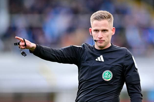 Felix Weller (Schiedsrichter, Referee) gibt Anweisungen, gestikuliert, mit den Armen gestikulieren, gives instructions, gesticulate, Einzelbild, Aktion, Action, 23.11.2025, München (Deutschland), Fussball, 3. Liga, TSV 1860 München - 1. FC Saarbrücken, DFB DFL REGULATIONS PROHIBIT ANY USE OF PHOTOGRAPHS AS IMAGE SEQUENCES AND OR QUASI-VIDEO.