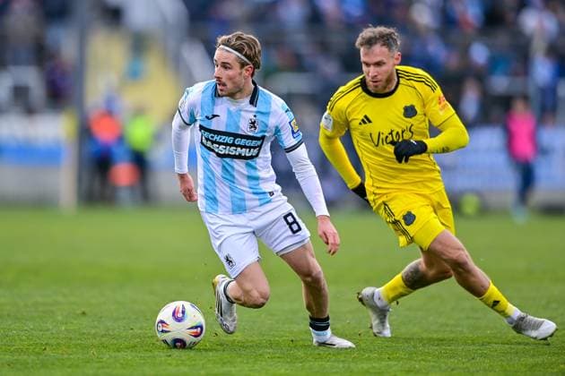 v.li.: David Philipp (TSV 1860, 8) Patrick Schmidt (Saarbruecken, 39) im Zweikampf, Duell, duel, tackle, Dynamik, Action, Aktion, 23.11.2025, München (Deutschland), Fussball, 3. Liga, TSV 1860 München - 1. FC Saarbrücken, DFB DFL REGULATIONS PROHIBIT ANY USE OF PHOTOGRAPHS AS IMAGE SEQUENCES AND OR QUASI-VIDEO.