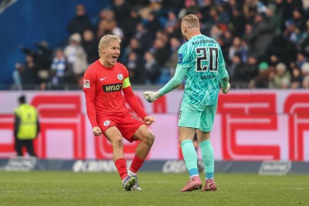 Pinckert Lukas (SV Elversberg, 19) und Kristof Nicolas (SV Elversberg, Torwart 20) jubeln ueber den Siegtreffer, Karlsruher SC vs. SV Elversberg, 2. Bundesliga, 13. Spieltag, 2025 2026, 23.11.2025, DFL REGULATIONS PROHIBIT ANY USE OF PHOTOGRAPHS AS IMAGE SEQUENCES AND OR QUASI-VIDEO, Karlsruher SC vs. SV Elversberg, 2. Bundesliga, 13. Spieltag, 2025 2026, 23.11.2025 Karlsruhe Copyright: xEibner-Pressefoto JanxPrihodax EP_JPA