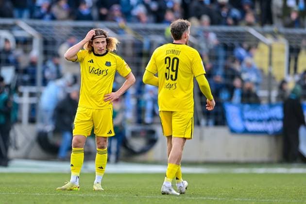 v.li.: Tim Civeja (Saarbruecken, 23) und Patrick Schmidt (Saarbruecken, 39) nach Spielende enttaeuscht schauend, Enttaeuschung, Frustration, disappointed, pessimistisch, 23.11.2025, München (Deutschland), Fussball, 3. Liga, TSV 1860 München - 1. FC Saarbrücken, DFB DFL REGULATIONS PROHIBIT ANY USE OF PHOTOGRAPHS AS IMAGE SEQUENCES AND OR QUASI-VIDEO.