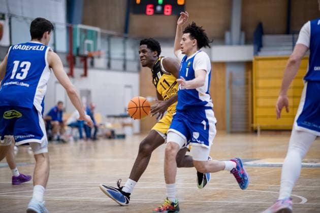 Yohann Tchouaffe (Porsche BBA, 11) vs. Michael Tyrone Mitchell (CATL Basketball Loewen Erfurt, 01) und Friedrich Radfeld (CATL Basketball Loewen Erfurt, 13), li. GER, Porsche BBA Ludwigsburg - CATL Basketball Loewen Erfurt, 2. Barmer Basketball Bundesliga, ProB Sued, Saison 2025 2026, 23.11.2025 GER, Porsche BBA Ludwigsburg - CATL Basketball Loewen Erfurt, 2. Barmer Basketball Bundesliga, ProB Sued, Saison 2025 2026, 23.11.2025 Ludwigsburg Copyright: xSandyxDinkelackerx EP_EER