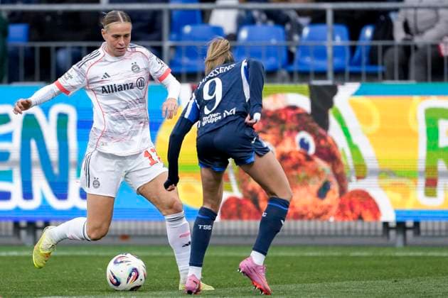 v.li.: Klara Bühl (FCB, 17), Jill Janssens (TSG, 9), Zweikampf, Spielszene, Duell, duel, tackle, tackling, Dynamik, Action, Aktion, 23.11.2025, Sinsheim (Hoffenheim) (Deutschland), Fussball, Google Pixel Frauen-Bundesliga, TSG 1899 Hoffenheim - FC Bayern München, DFB DFL REGULATIONS PROHIBIT ANY USE OF PHOTOGRAPHS AS IMAGE SEQUENCES AND OR QUASI-VIDEO.