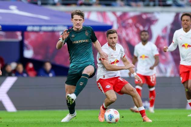 Jens Stage (Werder Bremen) und Christoph Baumgartner (RB Leipzig) kaempfen um den Ball, Bundesliga, RB Leipzig v SV Werder Bremen, Red Bull Arena am 23. November 2025 in Leipzig, Deutschland. (Foto von Marco Steinbrenner DeFodi Images) Jens Stage (Werder Bremen) und Christoph Baumgartner (RB Leipzig) battle for the ball, Bundesliga, RB Leipzig v SV Werder Bremen, Red Bull Arena, November 23, 2025 in Leipzig, Germany. (Photo by Marco Steinbrenner DeFodi Images) DFL regulations prohibit any use of photographs as image sequences and or quasi-video.