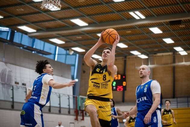 Lukas Modic (Porsche BBA, 08) vs. Michael Tyrone Mitchell (CATL Basketball Loewen Erfurt, 01), li. und Paul Albrecht (CATL Basketball Loewen Erfurt, 09), re. GER, Porsche BBA Ludwigsburg - CATL Basketball Loewen Erfurt, 2. Barmer Basketball Bundesliga, ProB Sued, Saison 2025 2026, 23.11.2025 GER, Porsche BBA Ludwigsburg - CATL Basketball Loewen Erfurt, 2. Barmer Basketball Bundesliga, ProB Sued, Saison 2025 2026, 23.11.2025 Ludwigsburg Copyright: xSandyxDinkelackerx EP_EER