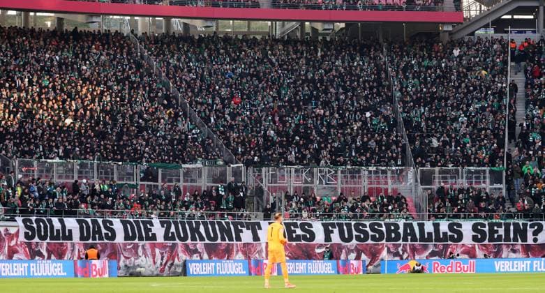 RB Leipzig - Bremen Bundesliga Leipzig, 23.11.2025, Red Bull Arena, Fußball, 1.Bundesliga, 11.Spieltag , RB Leipzig vs. SV Werder Bremen , Im Bild: Fans von Werder Bremen , Nur zur redaktionellen Nutzung. Only editorial use. , DFL DFB regulations prohibit any use of photographs as image sequences and or quasi-video. ,