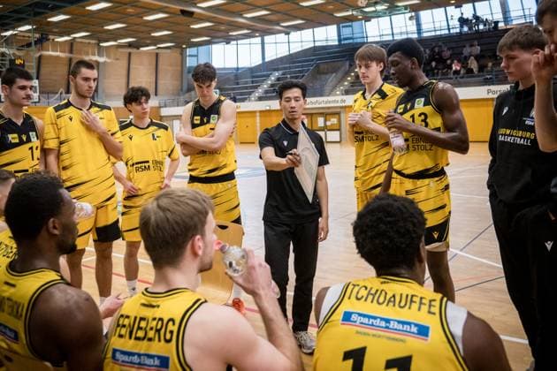 Kheeryoung Rhee (Porsche BBA, Headcoach) - Auszeit, Ansprache an das Team GER, Porsche BBA Ludwigsburg - CATL Basketball Loewen Erfurt, 2. Barmer Basketball Bundesliga, ProB Sued, Saison 2025 2026, 23.11.2025 GER, Porsche BBA Ludwigsburg - CATL Basketball Loewen Erfurt, 2. Barmer Basketball Bundesliga, ProB Sued, Saison 2025 2026, 23.11.2025 Ludwigsburg Copyright: xSandyxDinkelackerx EP_EER