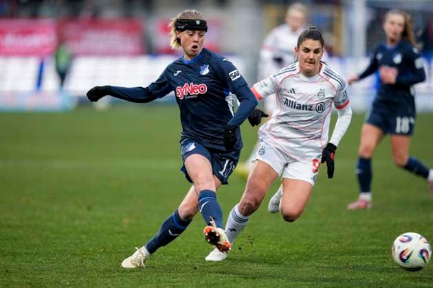 v.li.: Wielle Douma (Wianda Ellen Geertruida Douma, TSG, 13), Jovana Damnjanovic (FCB, 9), Zweikampf, Spielszene, Duell, duel, tackle, tackling, Dynamik, Action, Aktion, 23.11.2025, Sinsheim (Hoffenheim) (Deutschland), Fussball, Google Pixel Frauen-Bundesliga, TSG 1899 Hoffenheim - FC Bayern München, DFB DFL REGULATIONS PROHIBIT ANY USE OF PHOTOGRAPHS AS IMAGE SEQUENCES AND OR QUASI-VIDEO.